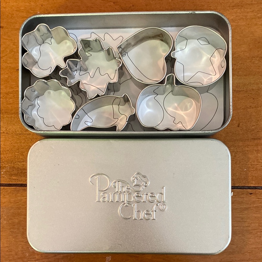 NWOT - PAMPERED CHEF Creative Cutters Set. 6 shapes